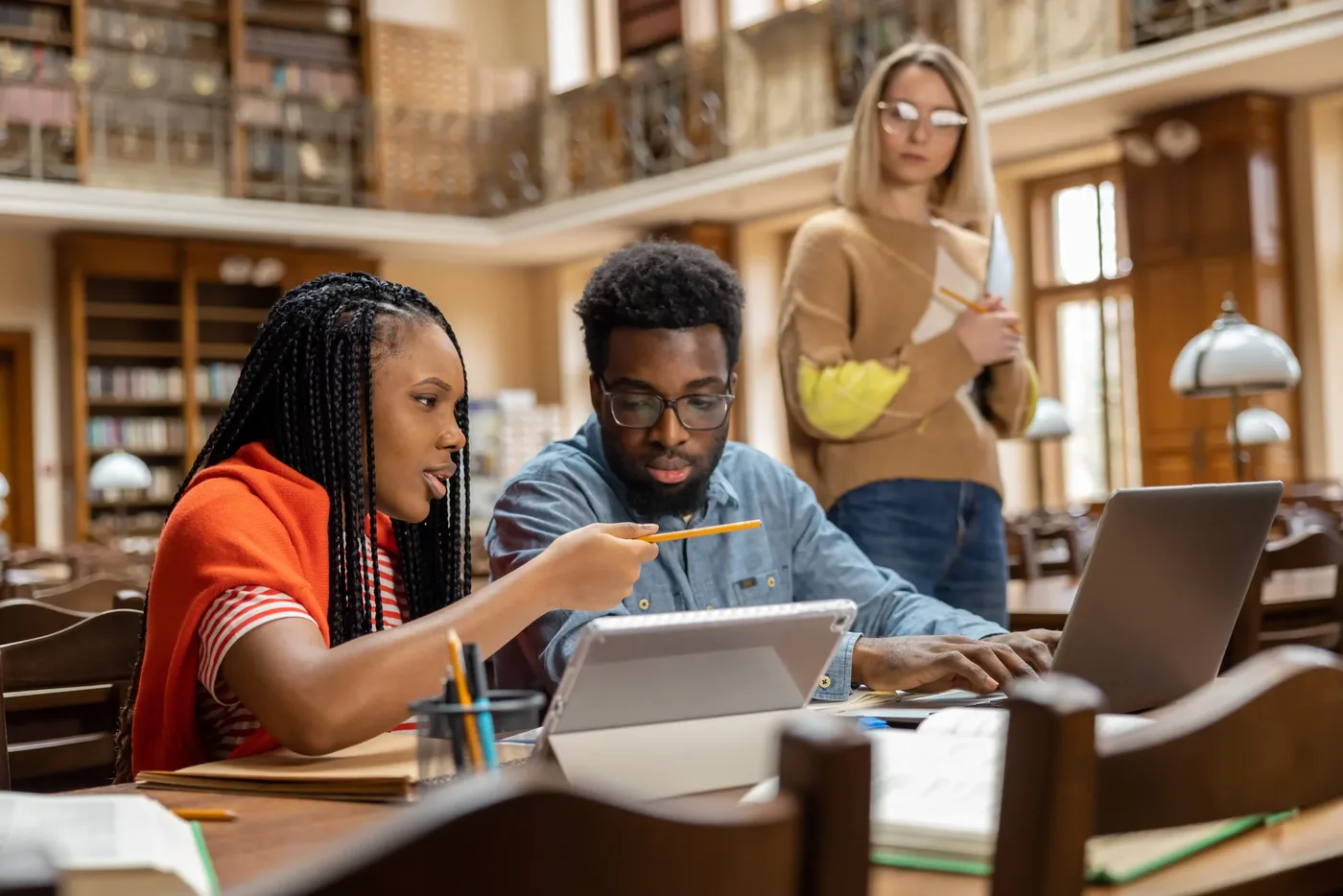 Étudiants travaillant ensemble à la bibliothèque universitaire