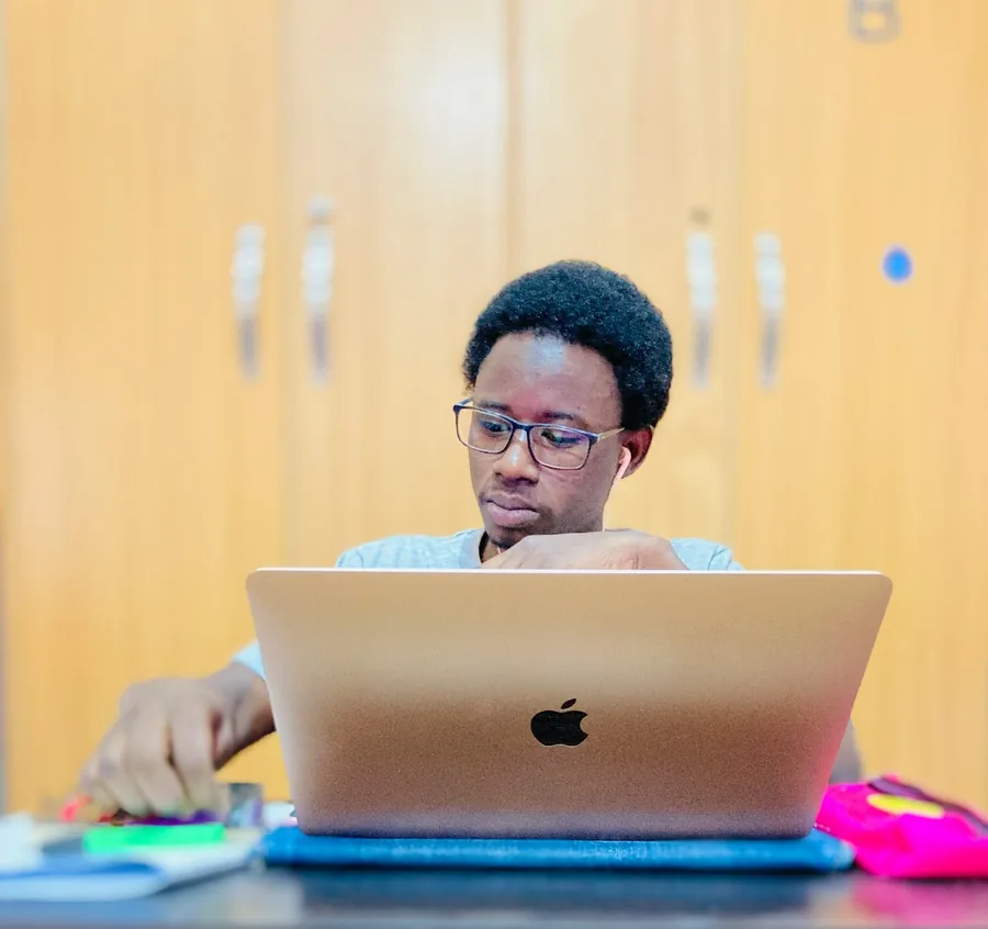 Étudiant finalisant son inscription en ligne