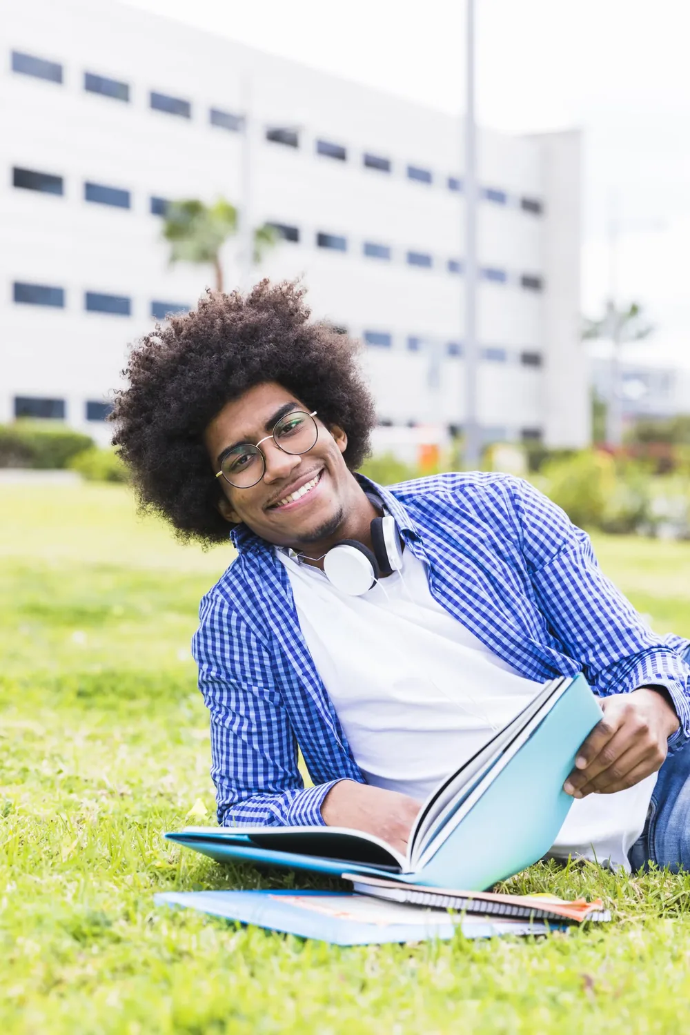 Étudiant souriant sur le campus universitaire