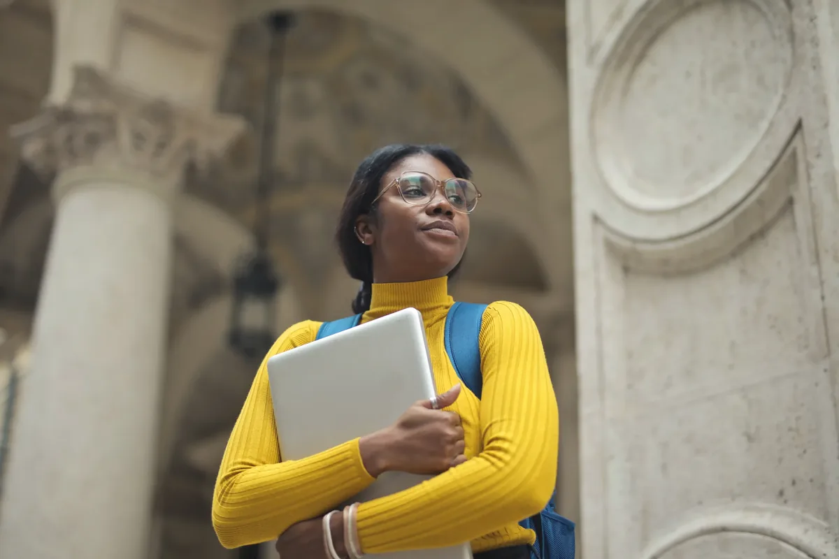 Étudiante devant son établissement d’enseignement supérieur